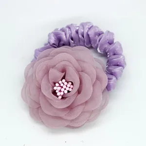 Chouchou floral élégant en mousseline violette avec pétales et bande élastique douce