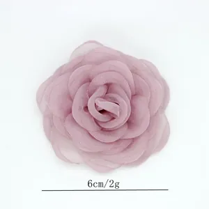 Primer plano detallado del broche de flor de camelia en organza de 6cm rosa lavanda