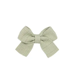 Dettaglio di un fermaglio per capelli a fiocco da 7,5 cm in tessuto scozzese menta