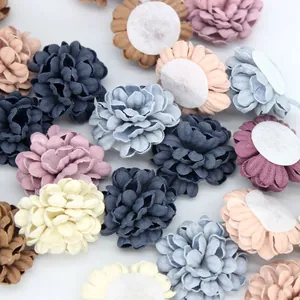 Draufsicht auf bunte künstliche Pompon-Chrysanthemen aus Stoff mit Filzrückseite