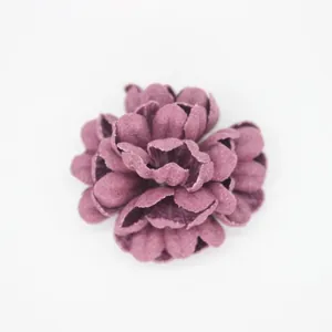 Detailansicht eines handgefertigten künstlichen Pompon-Chrysanthemen-Blütenkopfs