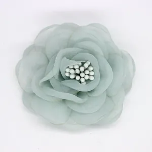 Exquisite minzgrüne Kamelienblüte Brosche aus Stoff mit 3D-Blütenblättern