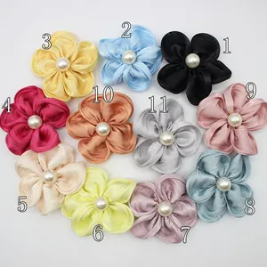 Élégantes fleurs en soie à cinq pétales avec centre en perle en 11 coloris variés