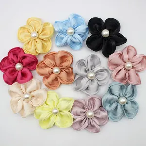 Détail de fleurs en satin fait main avec perles dans diverses couleurs élégantes