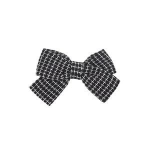 Dettaglio di un fiocco in tweed bianco e nero da 7,5 cm con trama di tessuto intrecciato