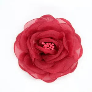 Makroaufnahme der dunkelroten 3D-Kamelien-Stoffblumenbrosche mit rosa Perlenstaubfäden