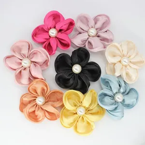 Détail de fleurs en satin colorées pour cheveux avec perles centrales en 8 couleurs vives
