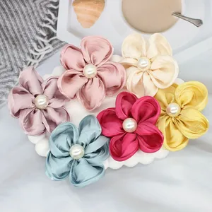 Barrettes à fleurs en satin élégantes avec perle centrale en six couleurs d'été variées