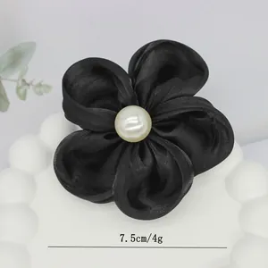 Détail d'une fleur noire en organza de 7,5 cm avec perle centrale pour accessoires
