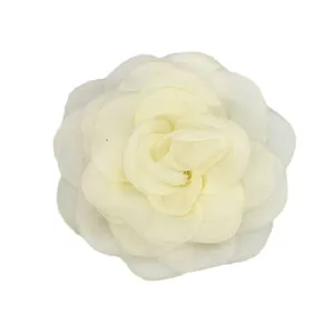 Pinza para el pelo camelia de tela 3D organza blanco crema 6cm sobre fondo blanco puro