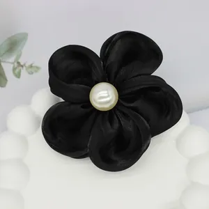 Barrette à cheveux élégante en tissu noir à cinq pétales avec perle crème au centre