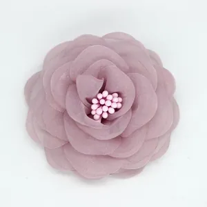 Exquisite lavendelfarbene Kamelien-Stoffbrosche mit Netzlagen und Perlen für Damen