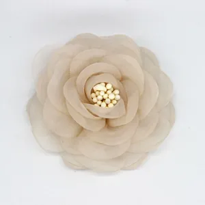 3D-Organza-Pfingstrose für Broschen und Kleidungszubehör in Beige mit Perlenmitte