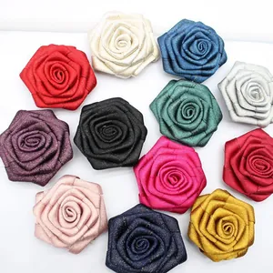 Set di dodici rose artigianali in nastro di raso colorato con dettagli in glitter dorati