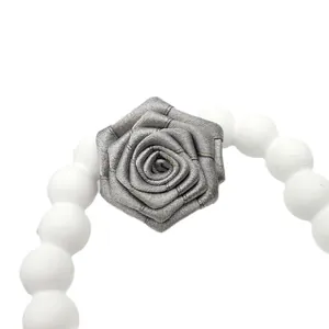 Molletta per capelli vintage con rosa di nastro grigio e base di perle bianche