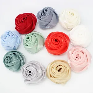 Draufsicht auf 11 Farben von 5 cm Satin-Seidenrosenknospen für DIY-Zubehör und Bastelarbeiten