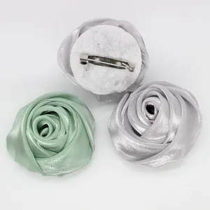 Detailansicht der Satin-Rosenbrosche mit Sicherheitsnadel und Filzbasis für DIY-Deko