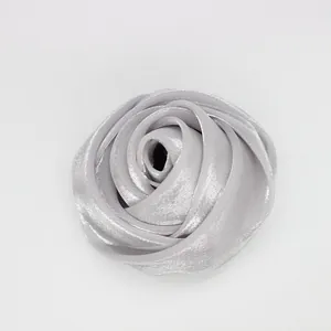 Detail einer silbernen Satin-Rosenknospe Stoffblume für DIY-Zubehör und Putzwaren