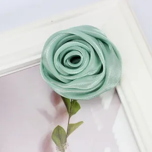 Detaillierte Ansicht der mintgrünen Satin-Rose auf einem weißen Rahmenhintergrund