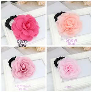Dettaglio di elastici per capelli con rose in chiffon in quattro tonalità di rosa