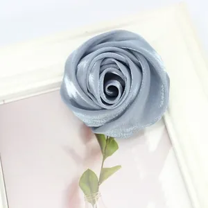 Detail einer staubblauen Satin-Rosenknospe für DIY-Hüte und Bekleidungszubehör