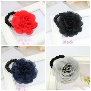 Dettaglio di elastici a fiori in chiffon nei colori rosso, nero, blu e grigio