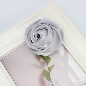 Nahaufnahme einer silbergrauen Satin-Rosenknospe mit Seidenstoffschichten und Details