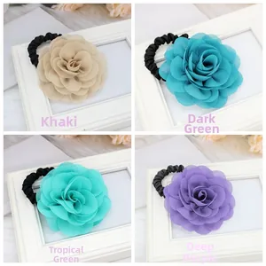 Dettaglio elastici per capelli a fiori in chiffon nei colori kaki, verde scuro e viola scuro