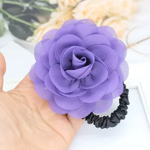 Elastico per capelli in chiffon floreale con grande rosa viola per acconciature