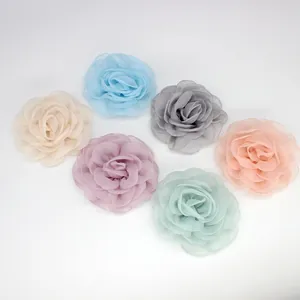 Détail macro de fleurs de camélia en tissu de 8cm faites main en six couleurs pastel
