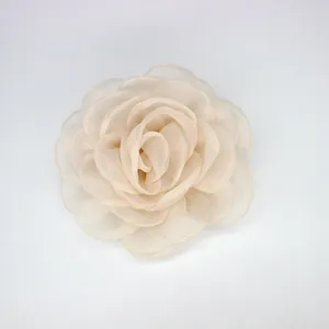 Détail fleur de camélia en mousseline crème 8cm avec pétales en organza pour bricolage