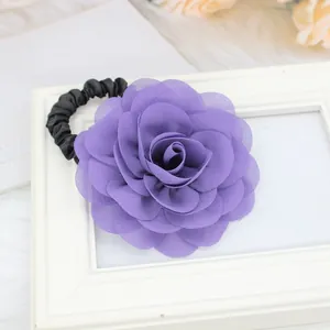 Dettaglio dell'elastico per capelli con rosa di chiffon viola e petali in tessuto