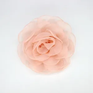 Détail macro d'une fleur de camélia en mousseline rose faite main aux pétales doux