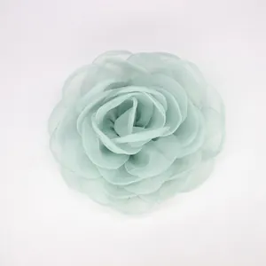 Détail d'une fleur de camélia en mousseline vert menthe 8cm faite à la main