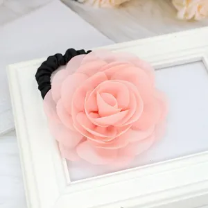 Elastico per capelli con fiore di rosa in chiffon rosa su cornice bianca