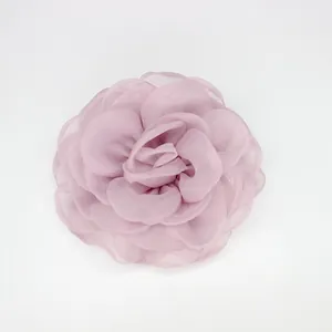 Vue détaillée d'une fleur de camélia en mousseline faite main de couleur rose poudré