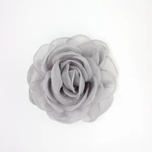 Détail de camélia en mousseline grise de 8 cm pour accessoires de cheveux et broches DIY