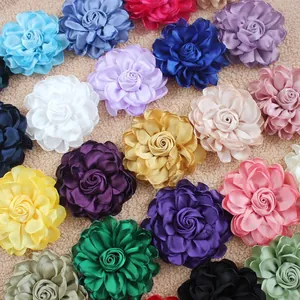 Vista macro di fiori di raso colorati per accessori per capelli e spille fatte a mano