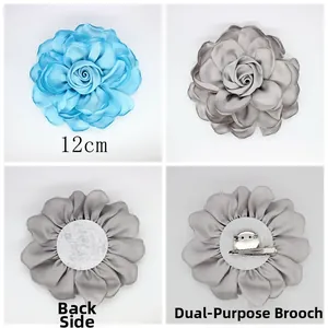 Detail der 12cm Satin-Rose mit Broschennadel und Haarklammer auf der Rückseite