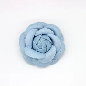 Handgefertigte hellblaue Kamelienblüte aus Wolle für DIY-Kleidung und Hutdekoration