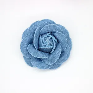 Detailansicht der handgefertigten 5,5 cm blauen Denim-Kamelie für DIY-Kleidung und Hüte
