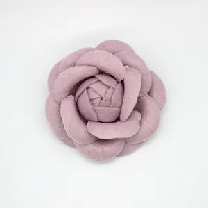 Detailansicht einer 5,5 cm Retro-Kamelie aus staubrosa Wollfilz für DIY-Bastelarbeiten