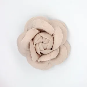 Makroaufnahme der mehrlagigen Camellia-Blüte aus beige Wolle mit Stofftextur