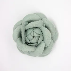 Detaillierte Ansicht einer 5,5cm Kamelienblüte aus Wollstoff in dezentem Salbeigrün