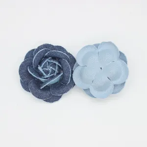 Nahaufnahme der DIY-Denim-Kamelienblume und hellblauer Stoffblume für Kleidung