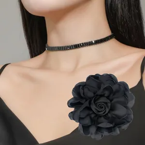 Detail eines schwarzen Satin-Rosen-Chokers mit rechteckigem Kristall-Halsband