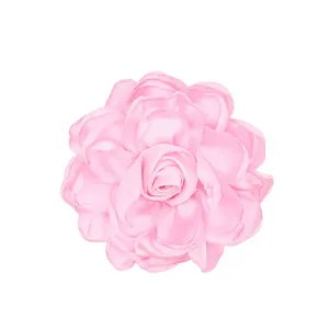 Fiore di rosa in raso rosa fatto a mano come accessorio per capelli o spille