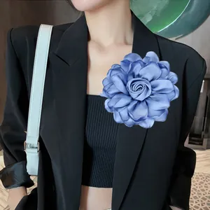 Eleganter großer blauer Satin-Rosen-Ansteckstrauß an einem schwarzen Revers