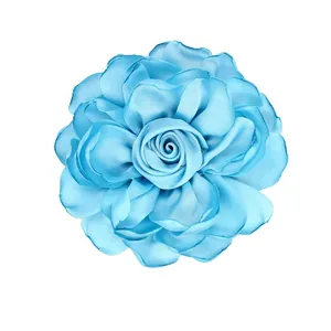 Hellblaue Satin-Rosenbrosche und Haarspange mit eleganter Seidenstoff-Textur