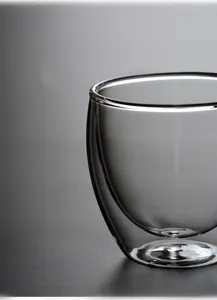 Dettaglio ravvicinato della tazza in vetro a doppia parete resistente al calore grigio